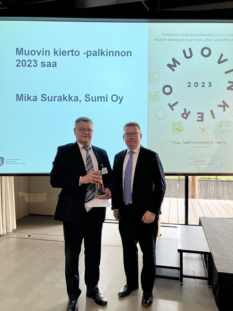 Mika Surakka vastaanottaa Muovin kierto -palkinnon 2023