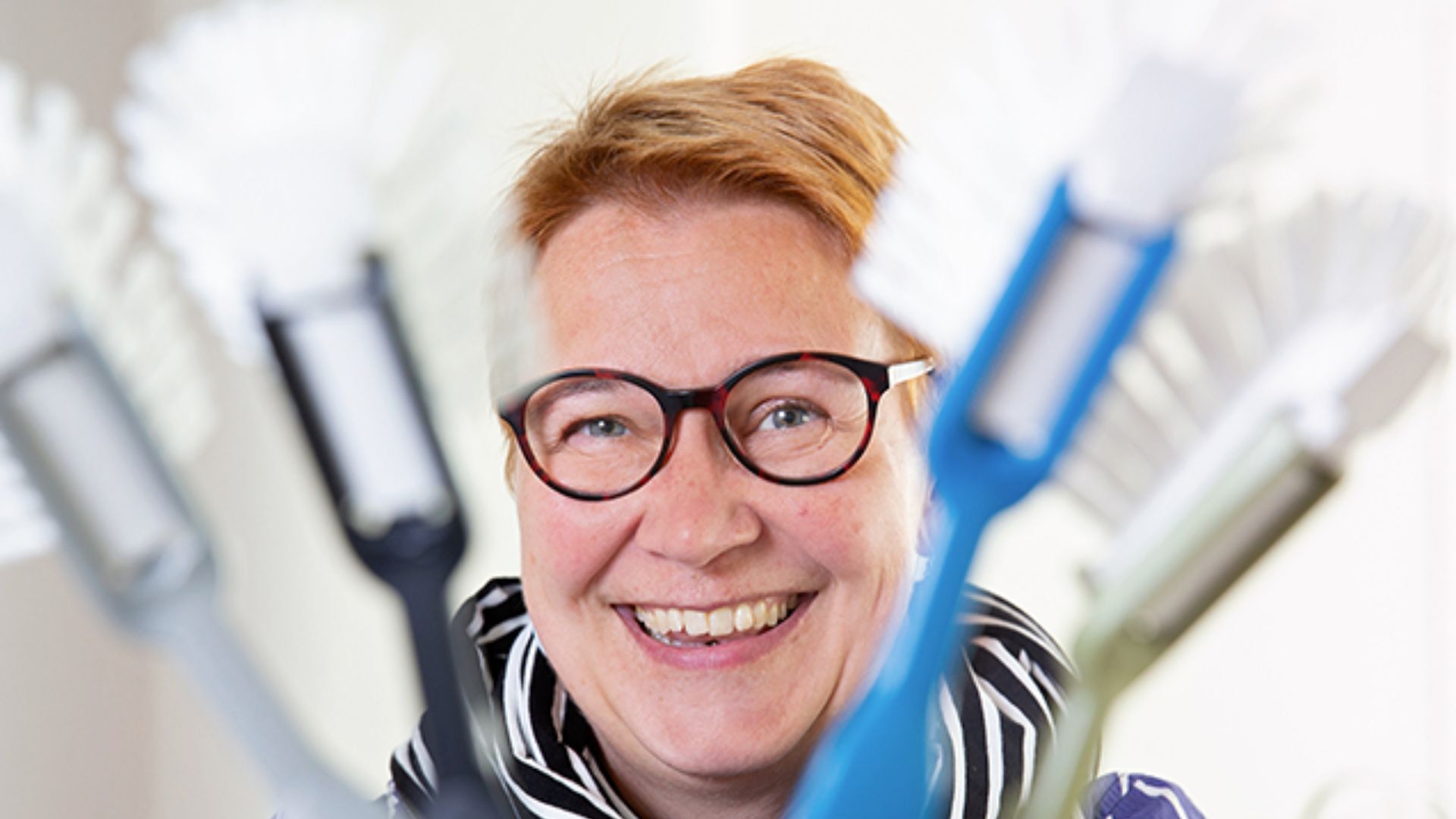 Kierrätysvalmentaja Katja auttaa Sumin tuottajia materiaalien lajittelussa ja kierrätyksessä