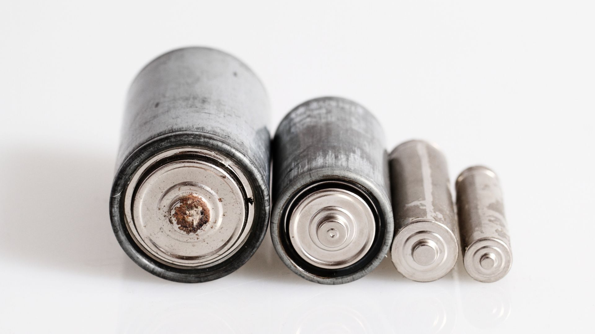 Zombiebatterier är ett verkligt hot – ett enda felaktigt sorterat batteri kan orsaka en anläggningsbrand